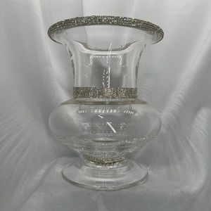 Solid fountain shaped vase